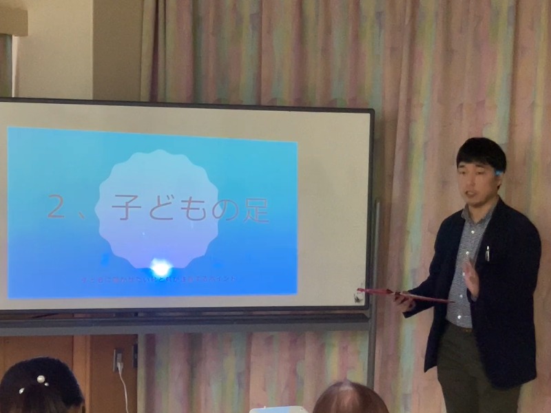 靴を履き直すシーン