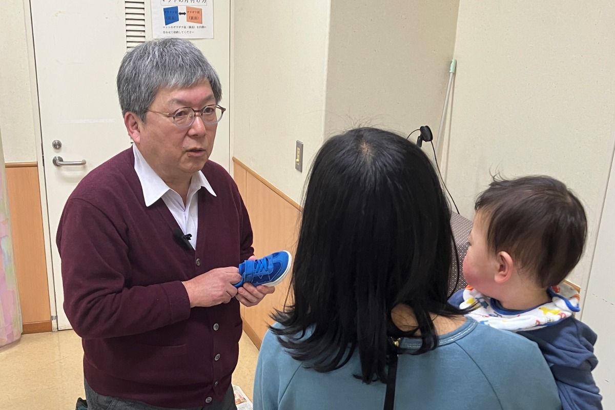 過去の講座風景（親子で靴をチェックしている様子）